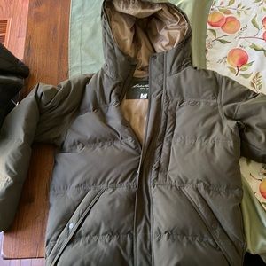 Mens Eddie Bauer puffer jacket. Dark green size medium.